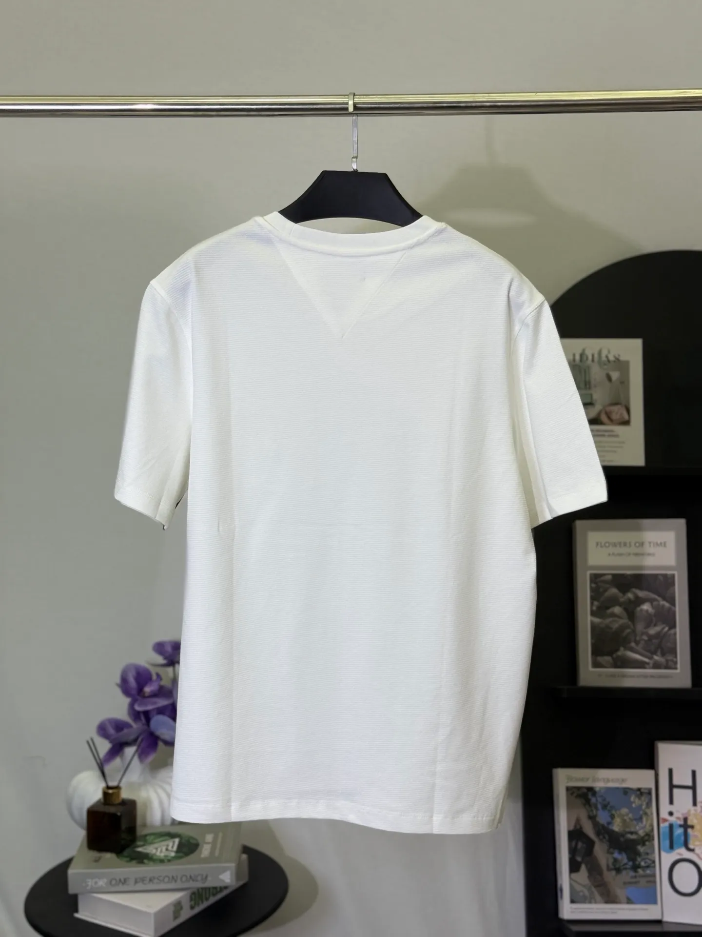 💋 Bottega Veneta Pocket Embroidered White T-shirt puts the relaxed Italian minimalist aesthetics into this refreshing white T-shirt. The iconic pocket design is paired with low-key embroidery, and the contrasting webbing details on the side are low-key yet rich in texture on a pure white background. It is a taste that knowledgeable people can get at a glance. Select heavyweight high-count cotton material, which is as soft as clouds, draped and stylish, and the upper body has an "expensive sense of relaxation". The neat and slightly loose version is suitable for daily outings and light business commuting. A white T-shirt can keep you cool and decent in all occasions. M-3XL